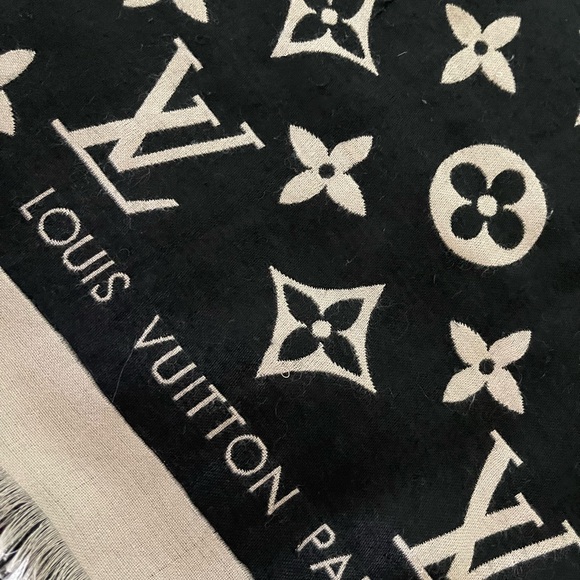 Louis Vuitton Giant Monogram Cashmere/Silk Shawl. - Picture 14 of 14